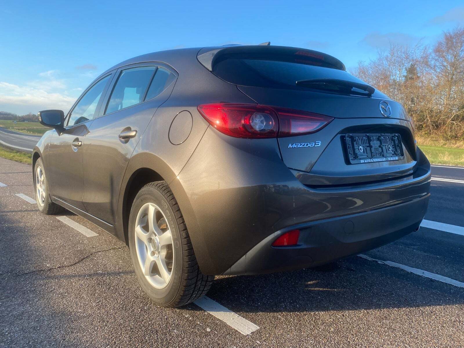 Brun Mazda 3 fra 2016