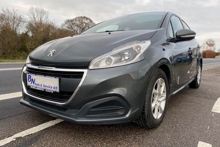 Grå Peugeot 208 fra 2016 set udefra