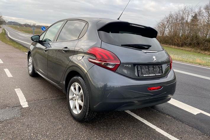 Grå Peugeot 208 fra 2016