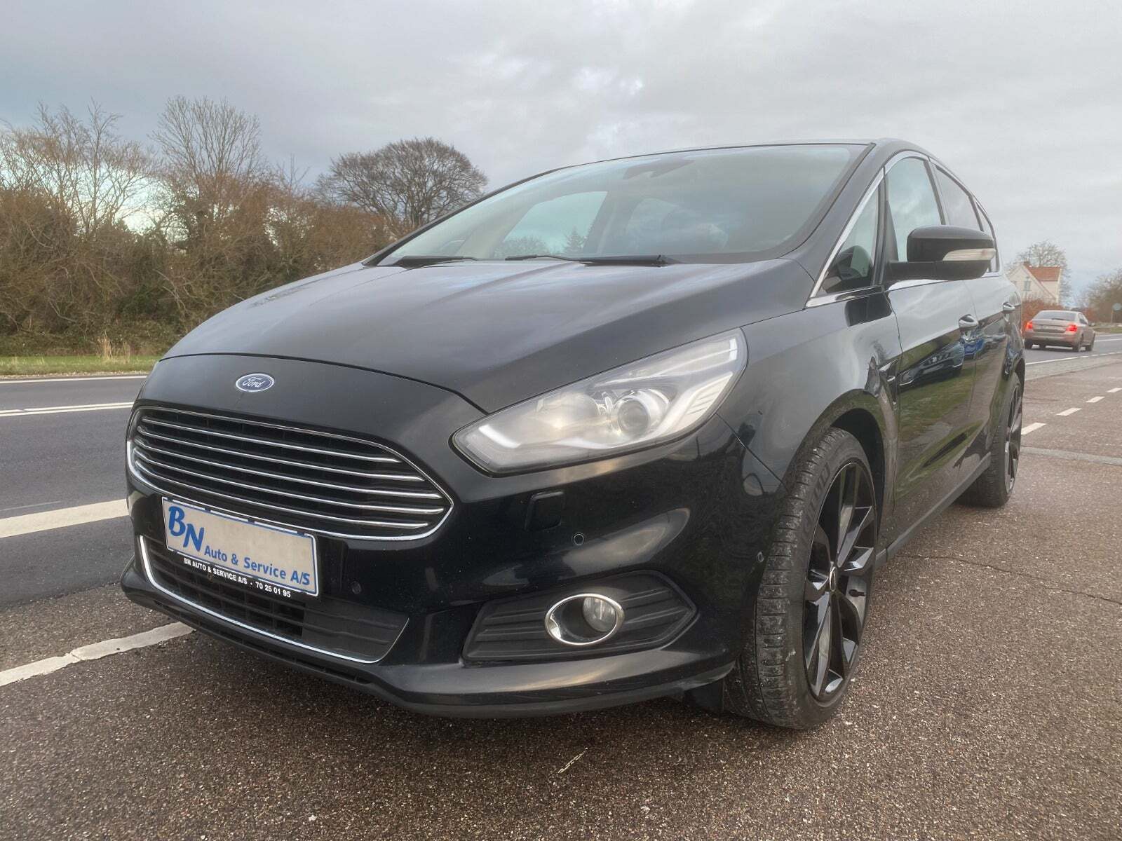 Sort Ford S-MAX fra 2016 set udefra