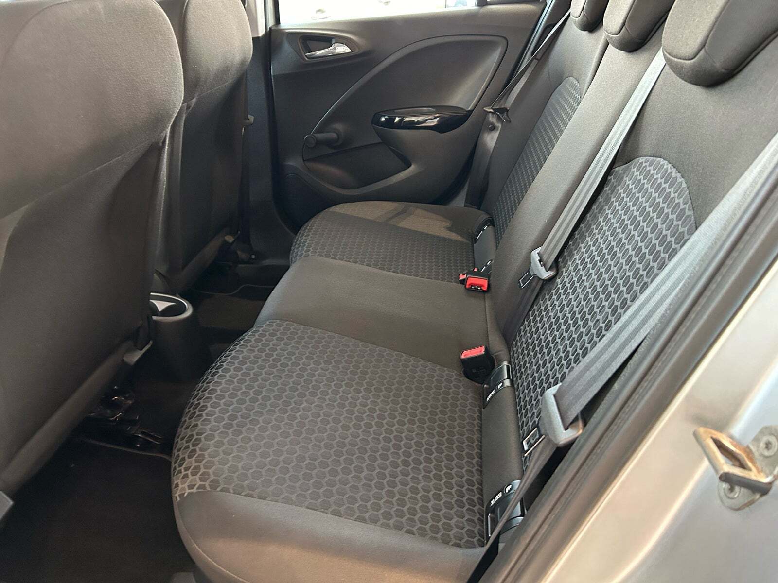 Grå Opel Corsa fra 2015