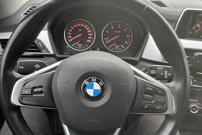 Grå BMW X1 fra 2016