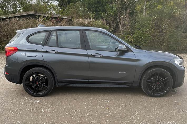 Grå BMW X1 fra 2016