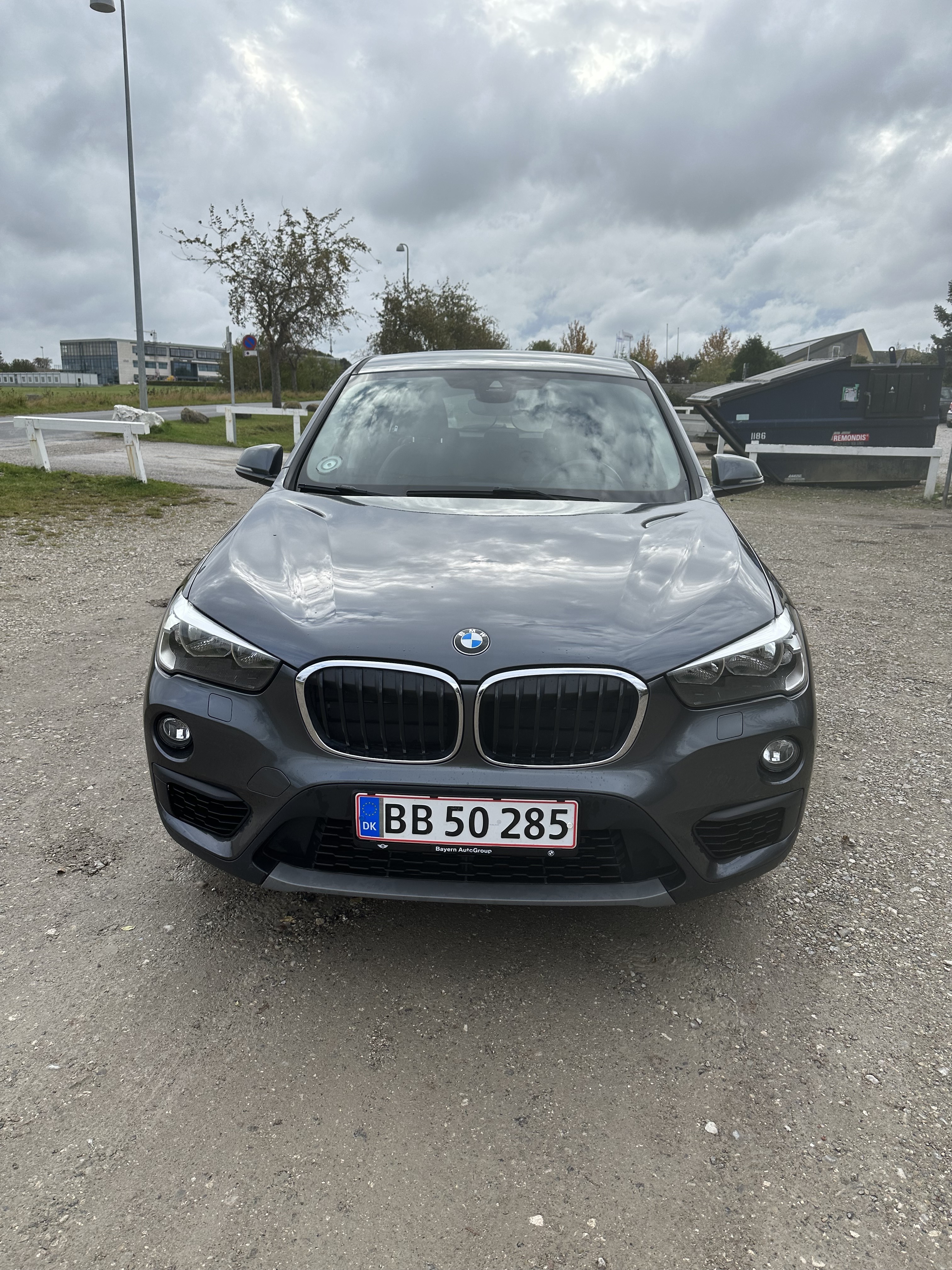Grå BMW X1 fra 2016