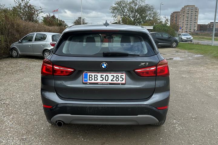 Grå BMW X1 fra 2016