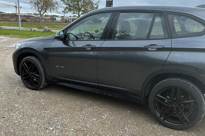 Grå BMW X1 fra 2016