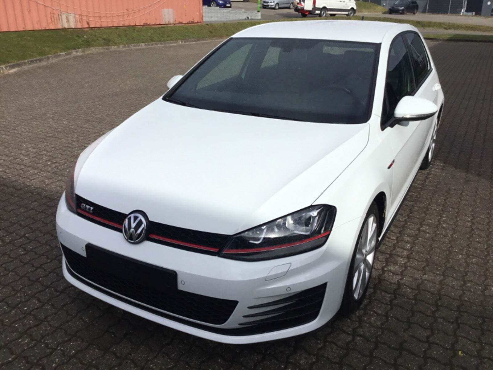 Hvid VW Golf VII fra 2016
