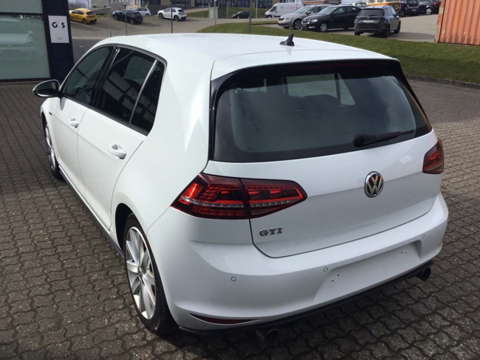 Hvid VW Golf VII fra 2016