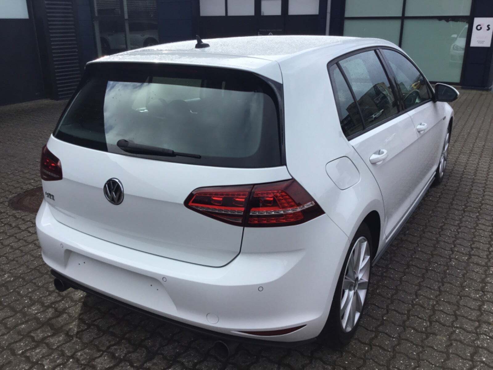 Hvid VW Golf VII fra 2016