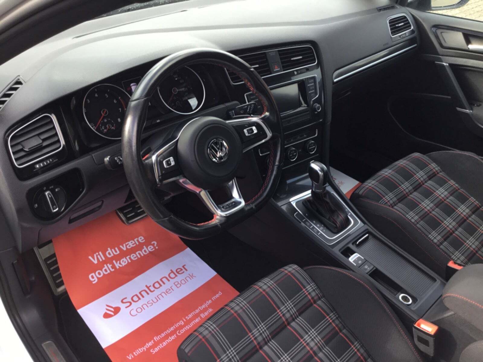 Hvid VW Golf VII fra 2016