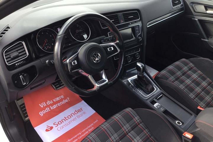 Hvid VW Golf VII fra 2016