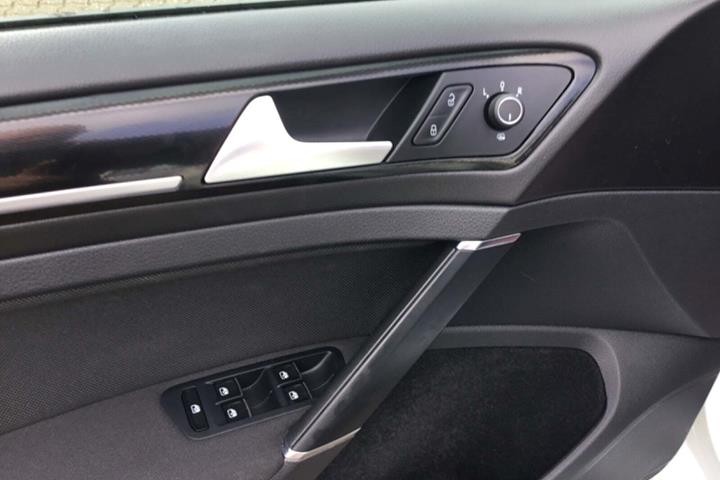 Hvid VW Golf VII fra 2016