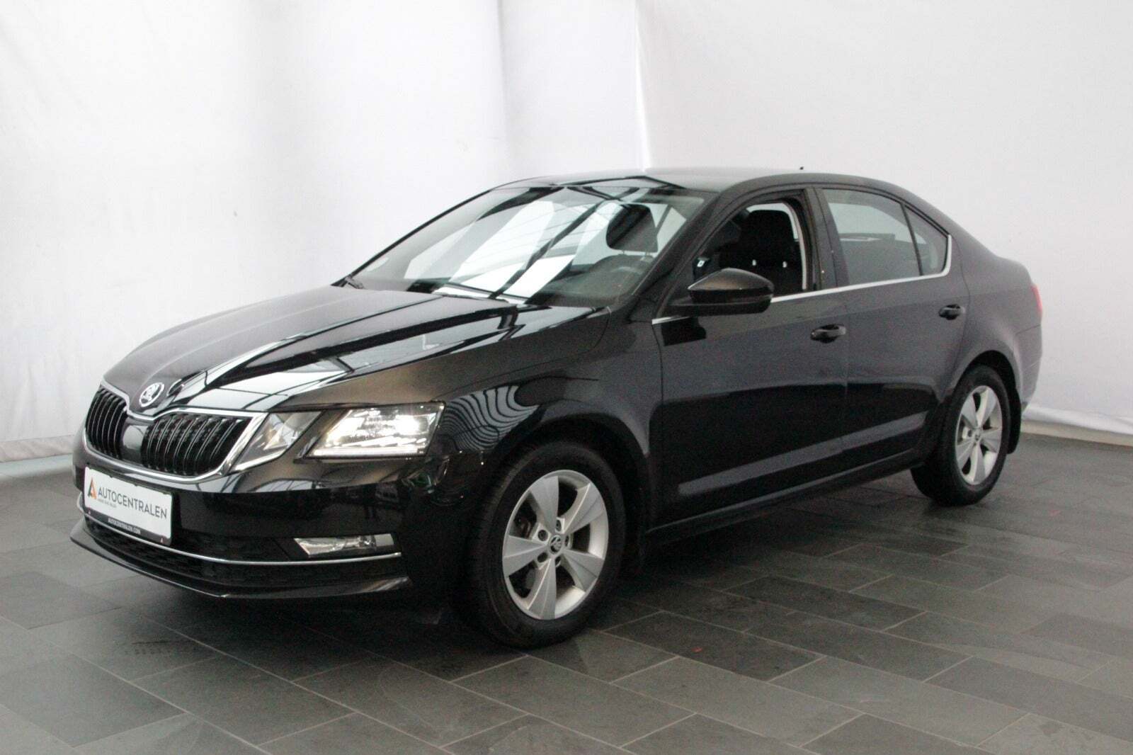 Grå Skoda Octavia fra 2018