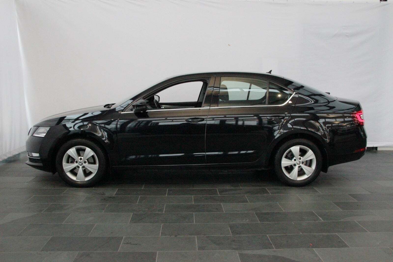 Grå Skoda Octavia fra 2018