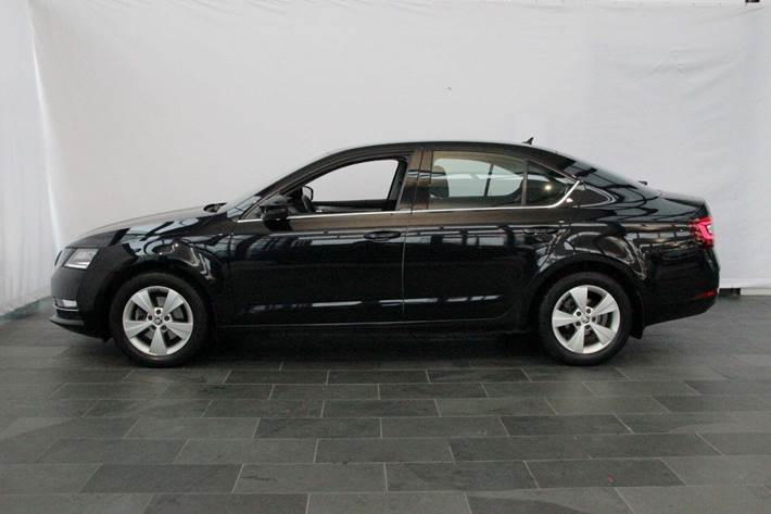 Grå Skoda Octavia fra 2018