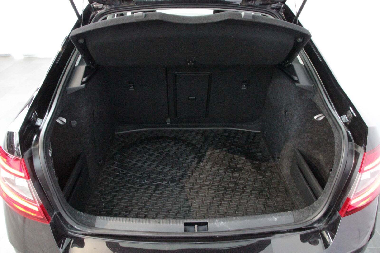 Grå Skoda Octavia fra 2018