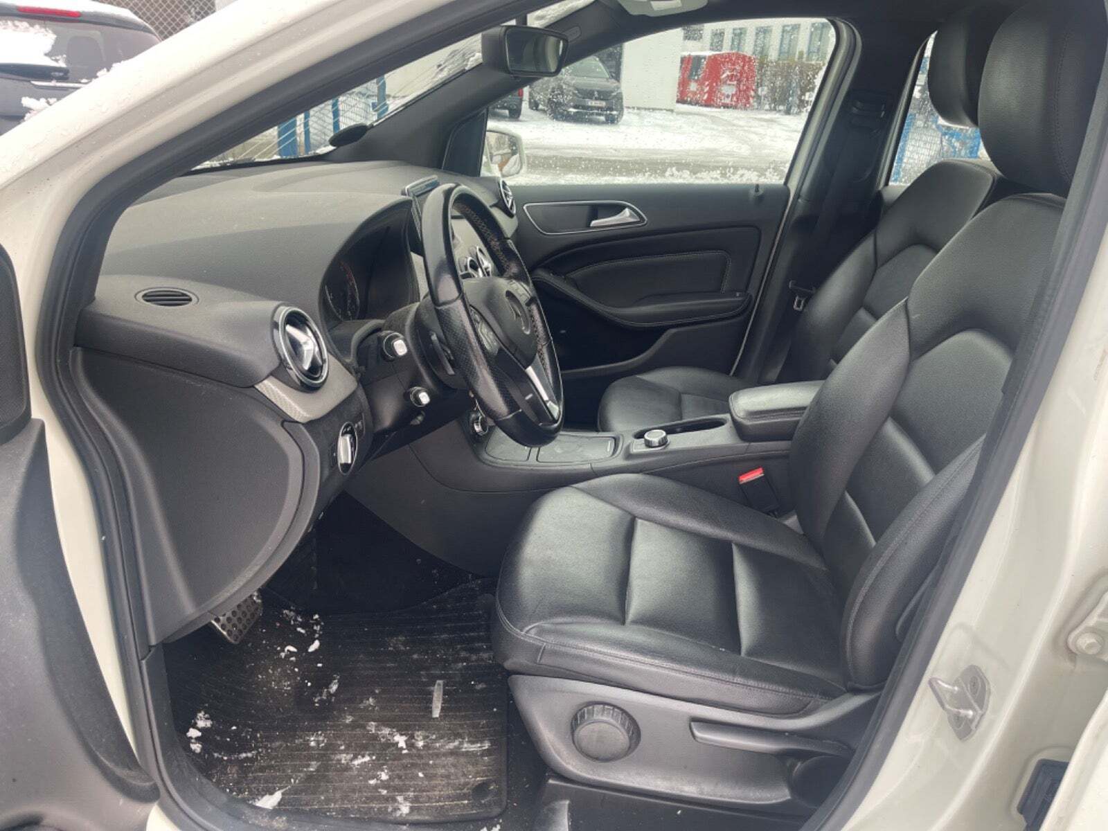 Hvid Mercedes B180 fra 2014