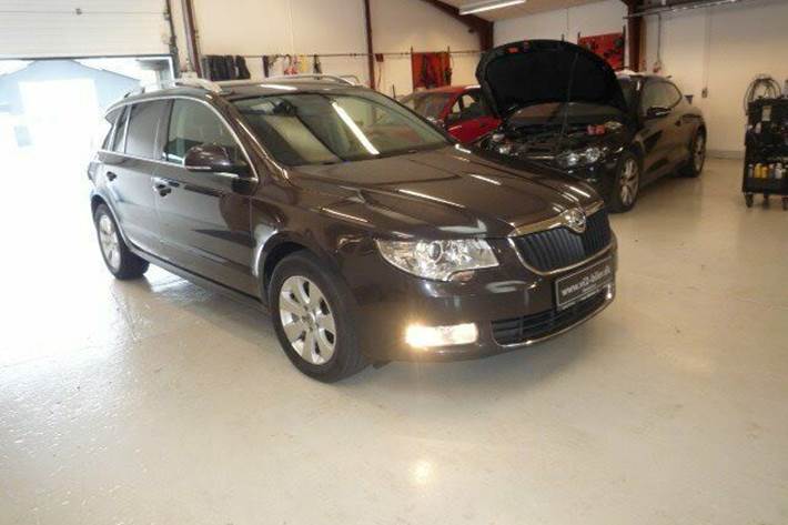 Grå Skoda Superb fra 2010