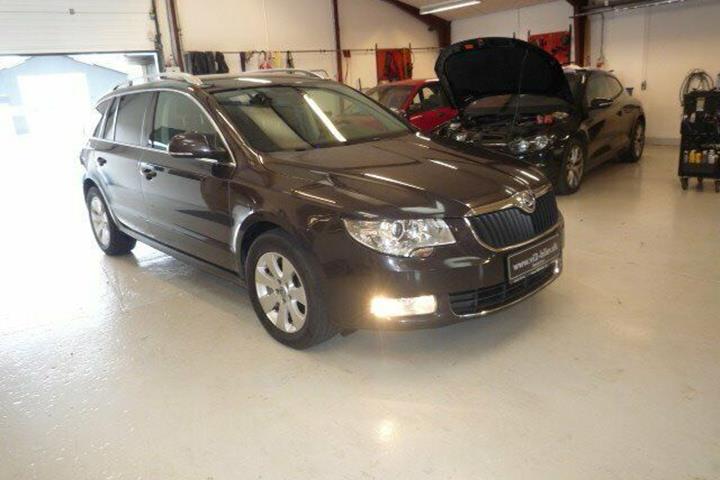 Grå Skoda Superb fra 2010