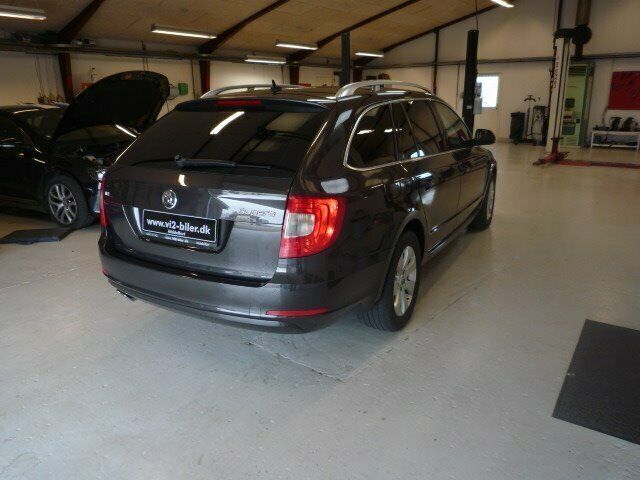 Grå Skoda Superb fra 2010