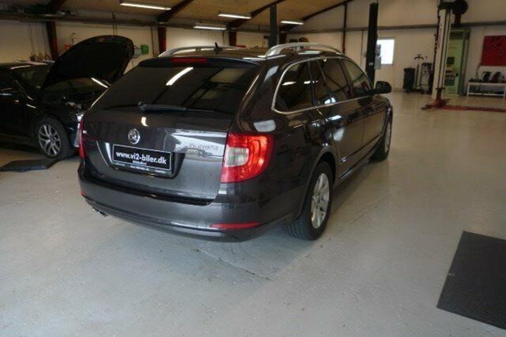 Grå Skoda Superb fra 2010