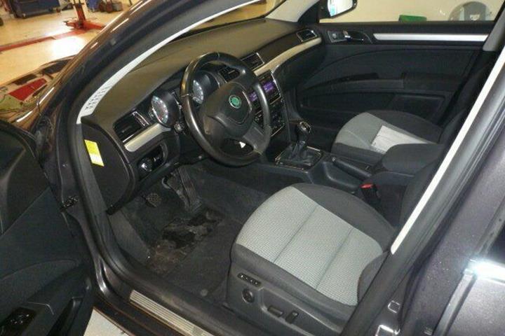 Grå Skoda Superb fra 2010