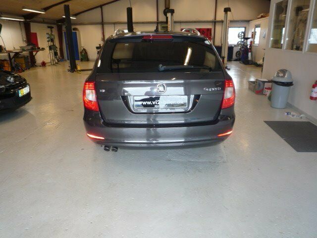 Grå Skoda Superb fra 2010
