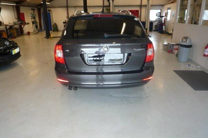Grå Skoda Superb fra 2010