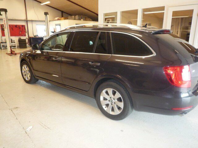 Grå Skoda Superb fra 2010