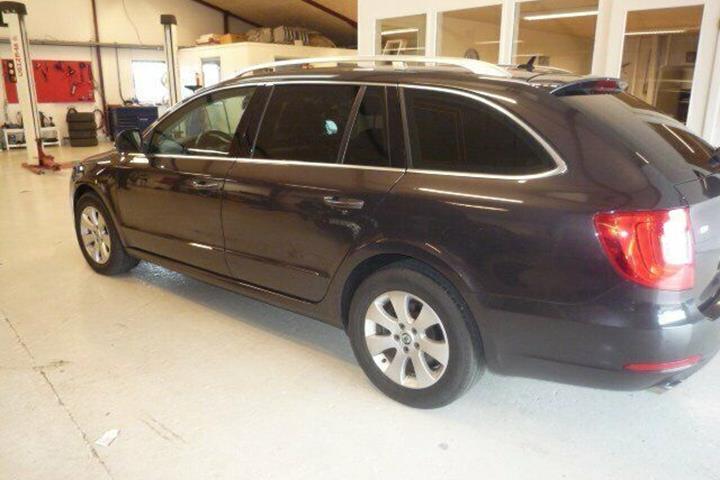 Grå Skoda Superb fra 2010