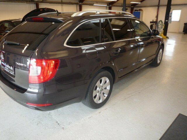 Grå Skoda Superb fra 2010