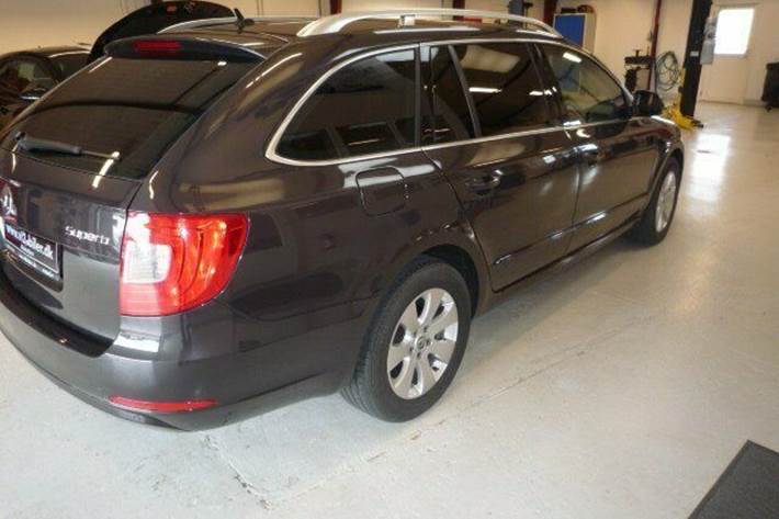 Grå Skoda Superb fra 2010