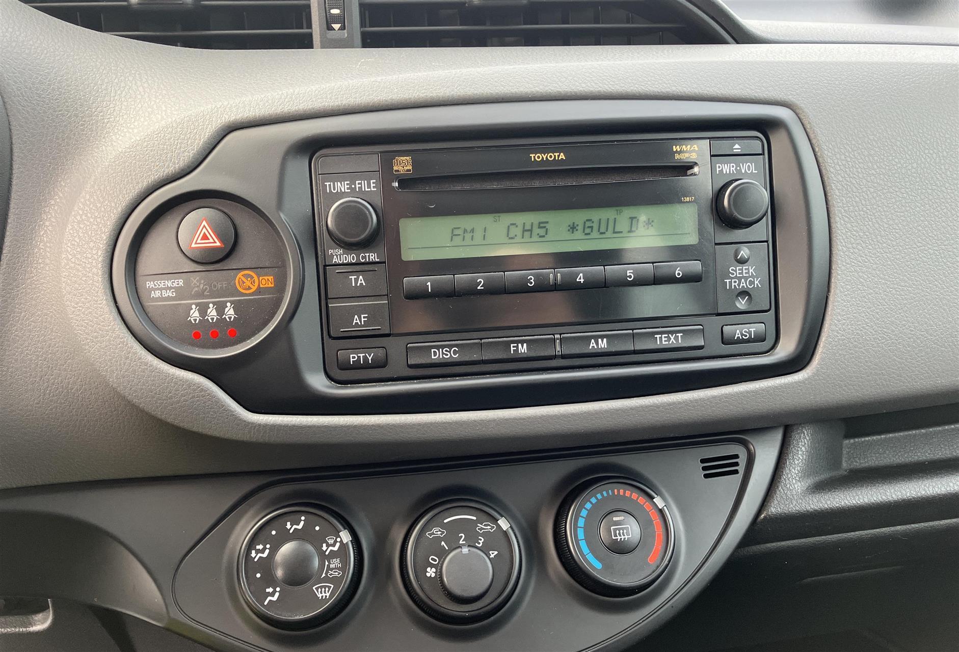 Blå Toyota Yaris fra 2015