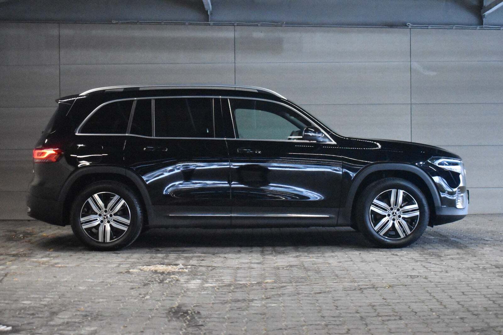 Sort Mercedes EQB300 fra 2023