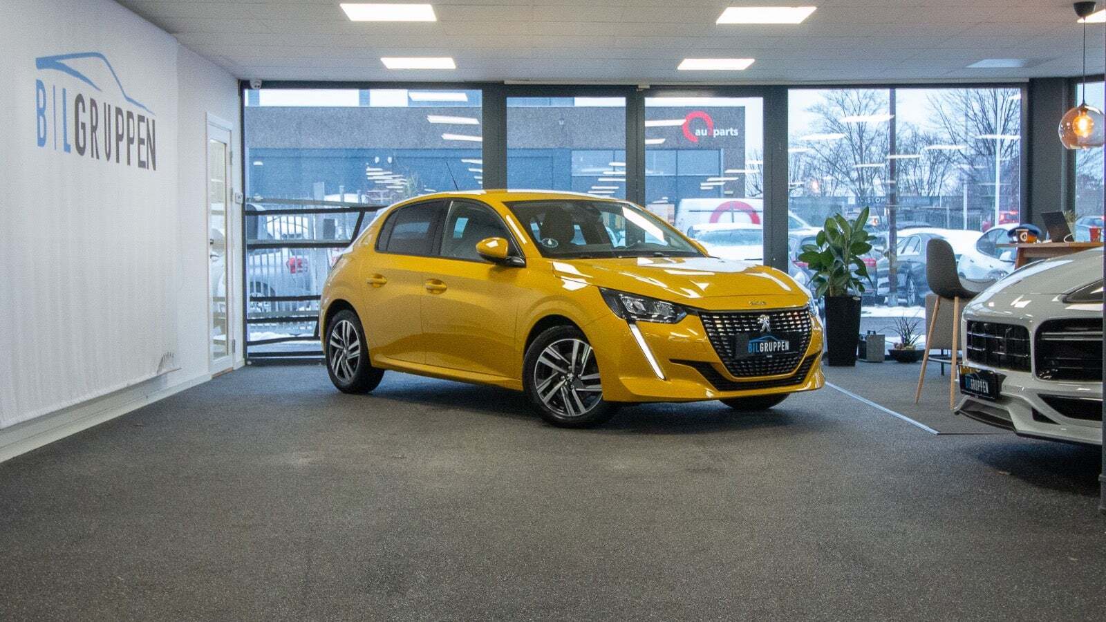 Gul Peugeot 208 fra 2020