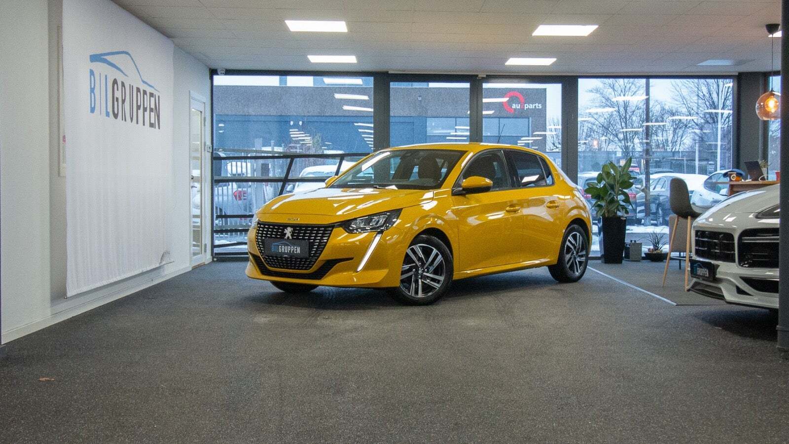 Gul Peugeot 208 fra 2020