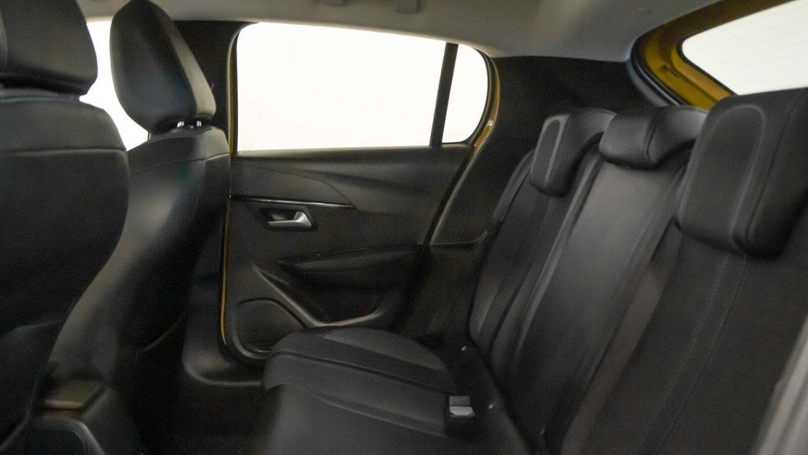 Gul Peugeot 208 fra 2020