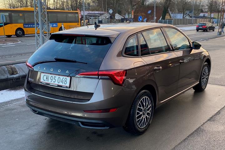 Brun Skoda Scala fra 2019