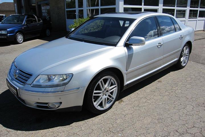 Sølv VW Phaeton fra 2003 set udefra