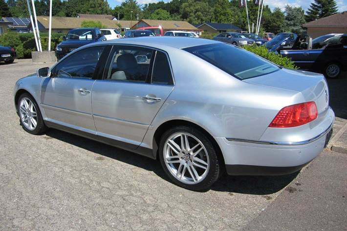 Sølv VW Phaeton fra 2003 set udefra