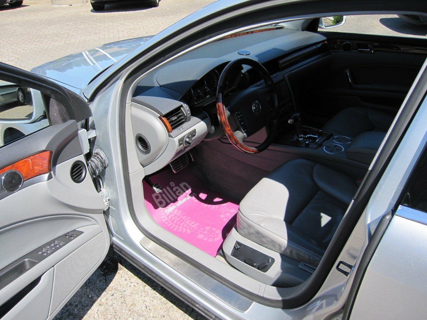 Sølv VW Phaeton fra 2003 set indefra