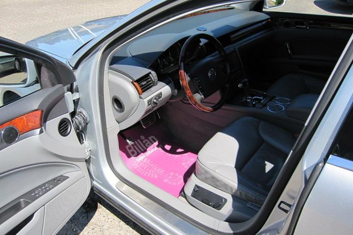 Sølv VW Phaeton fra 2003 set indefra