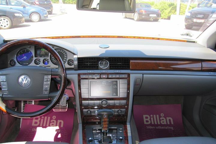 Sølv VW Phaeton fra 2003 set indefra