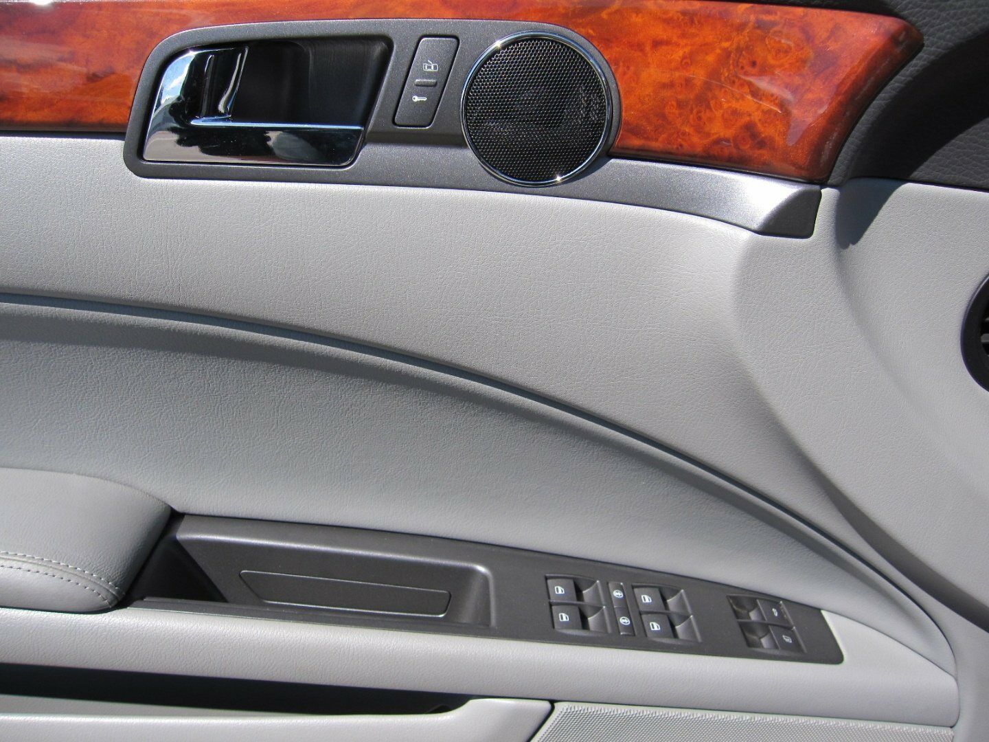 Sølv VW Phaeton fra 2003 set indefra