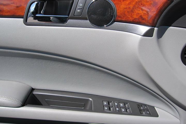 Sølv VW Phaeton fra 2003 set indefra