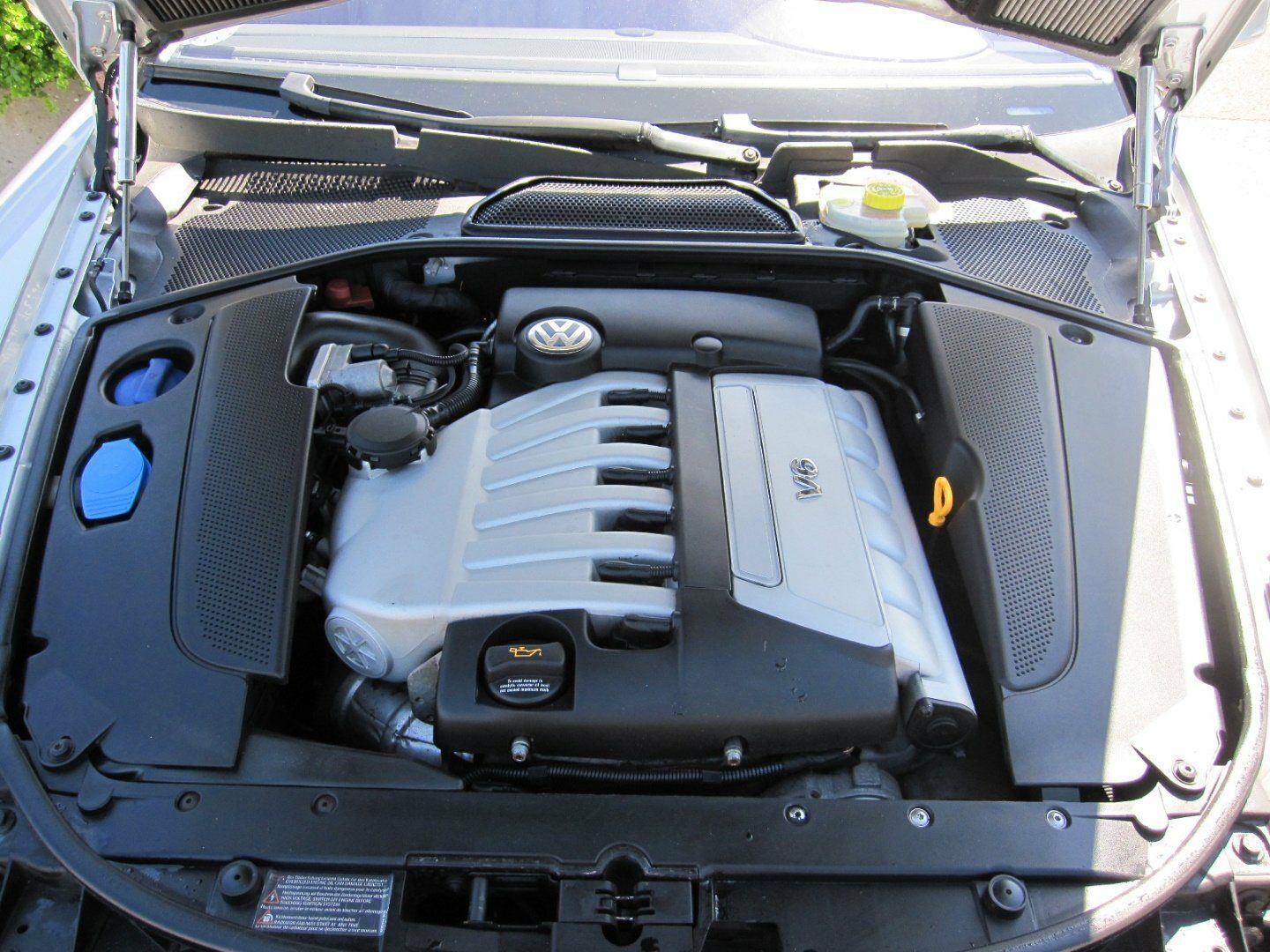 Sølv VW Phaeton fra 2003 set udefra