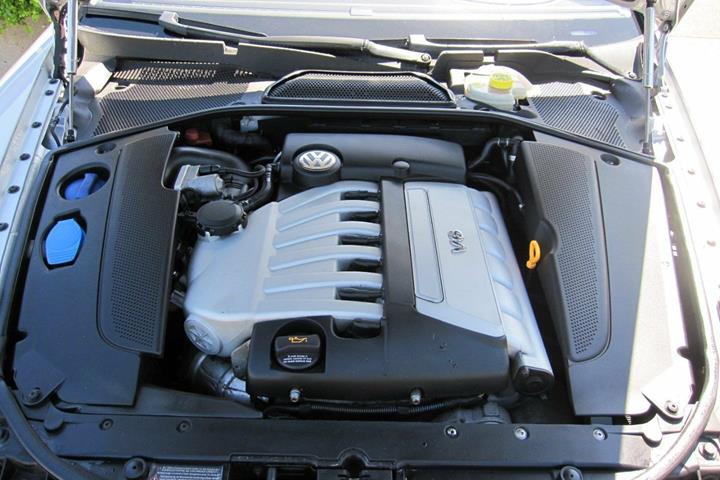 Sølv VW Phaeton fra 2003 set udefra