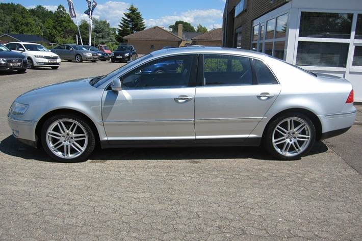 Sølv VW Phaeton fra 2003 set udefra