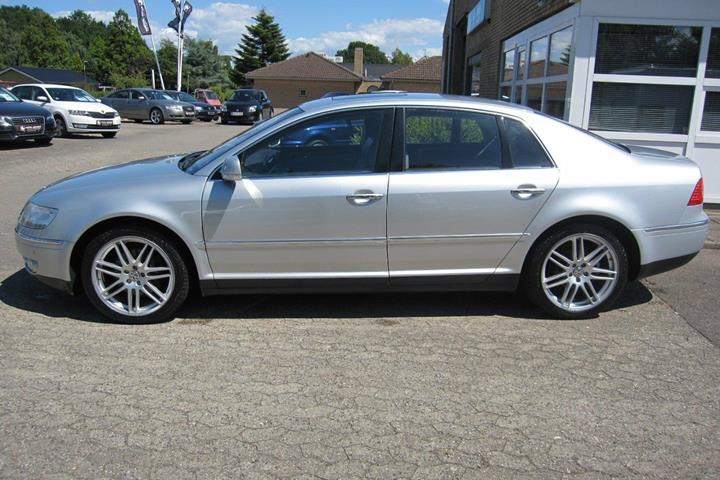 Sølv VW Phaeton fra 2003 set udefra