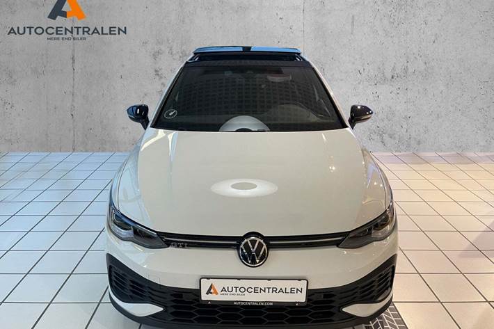 Hvid VW Golf VIII fra 2024